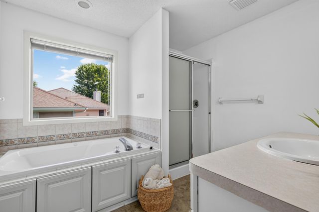 1911 Queens Drive, Woodbury, MN 55125