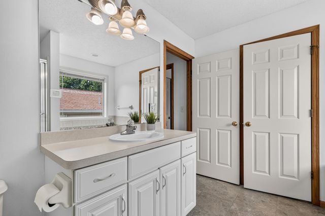 1911 Queens Drive, Woodbury, MN 55125