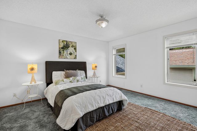 1911 Queens Drive, Woodbury, MN 55125