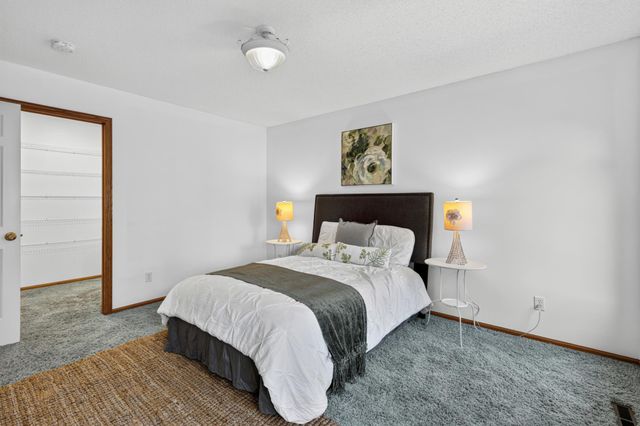 1911 Queens Drive, Woodbury, MN 55125