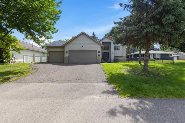 1911 Queens Drive, Woodbury, MN 55125