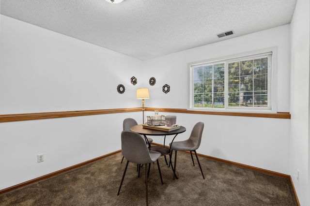 1911 Queens Drive, Woodbury, MN 55125