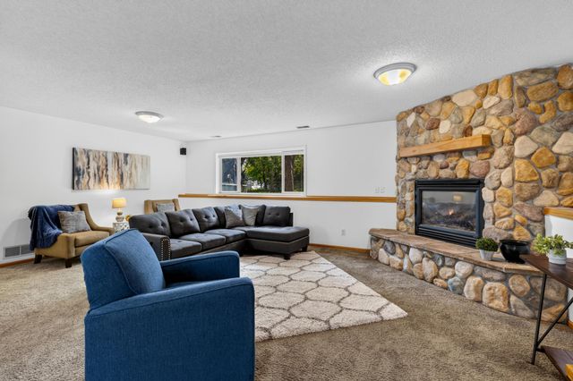 1911 Queens Drive, Woodbury, MN 55125