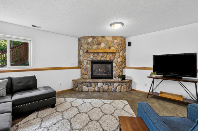 1911 Queens Drive, Woodbury, MN 55125