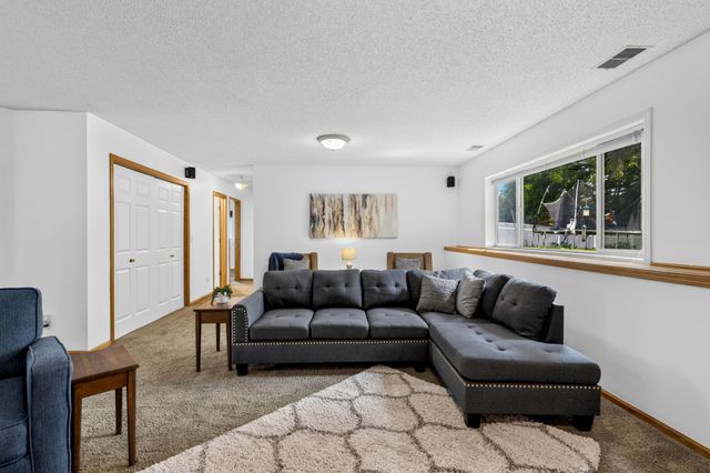 1911 Queens Drive, Woodbury, MN 55125