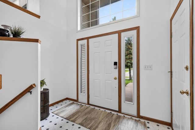 1911 Queens Drive, Woodbury, MN 55125