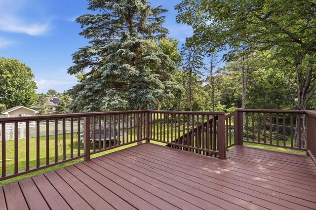 1911 Queens Drive, Woodbury, MN 55125