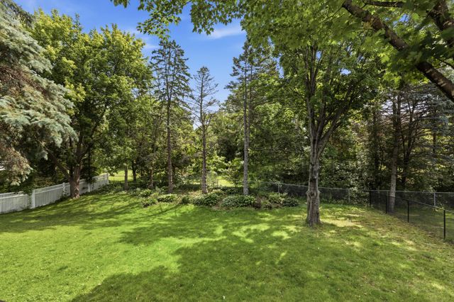 1911 Queens Drive, Woodbury, MN 55125