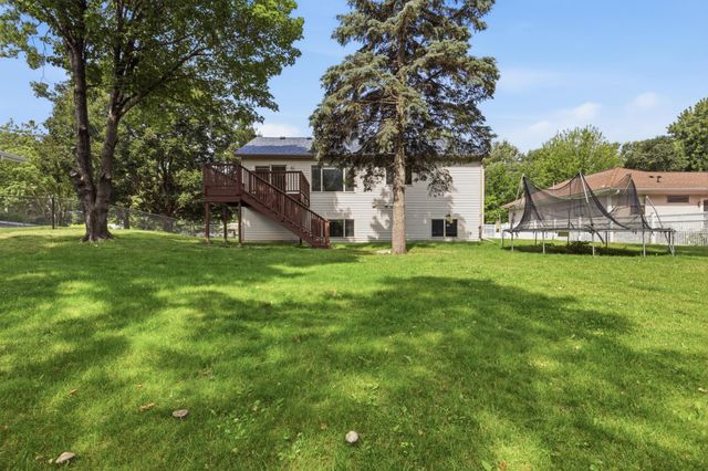 1911 Queens Drive, Woodbury, MN 55125
