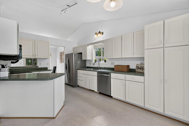 1911 Queens Drive, Woodbury, MN 55125
