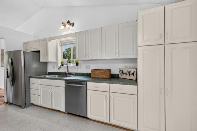 1911 Queens Drive, Woodbury, MN 55125
