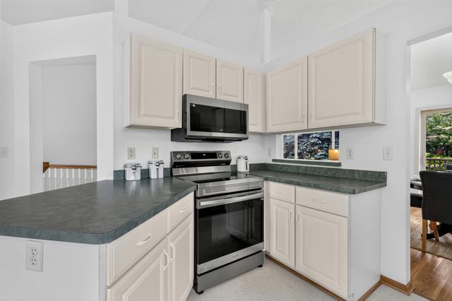 1911 Queens Drive, Woodbury, MN 55125