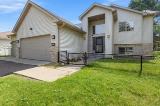 1911 Queens Drive, Woodbury, MN 55125