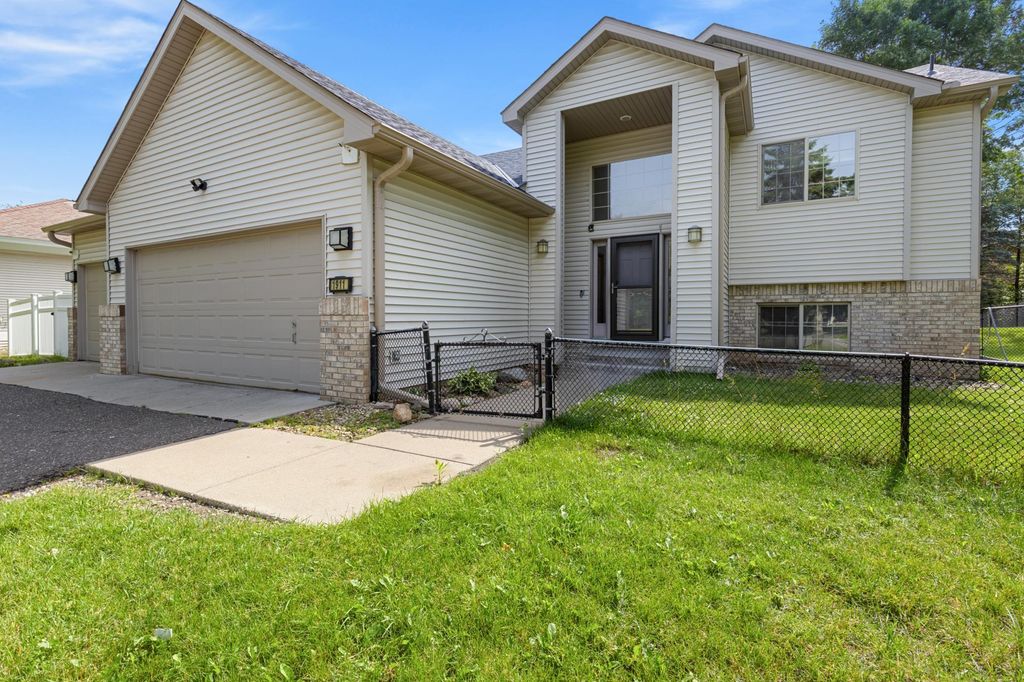 1911 Queens Drive, Woodbury, MN 55125