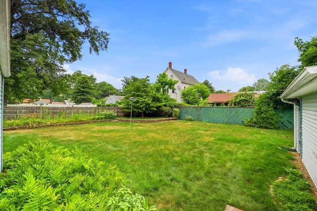 23 Steuben St, Springfield, MA 01151