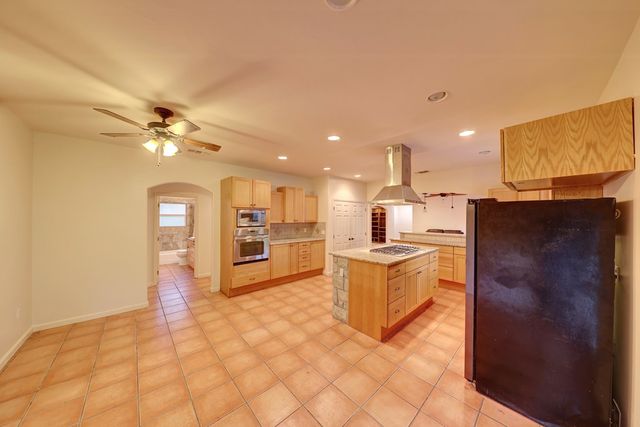 203 Rim Rock Circle W, Hext, TX 78024