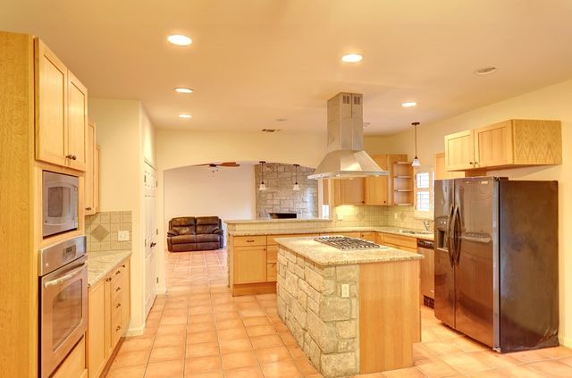 203 Rim Rock Circle W, Hext, TX 78024