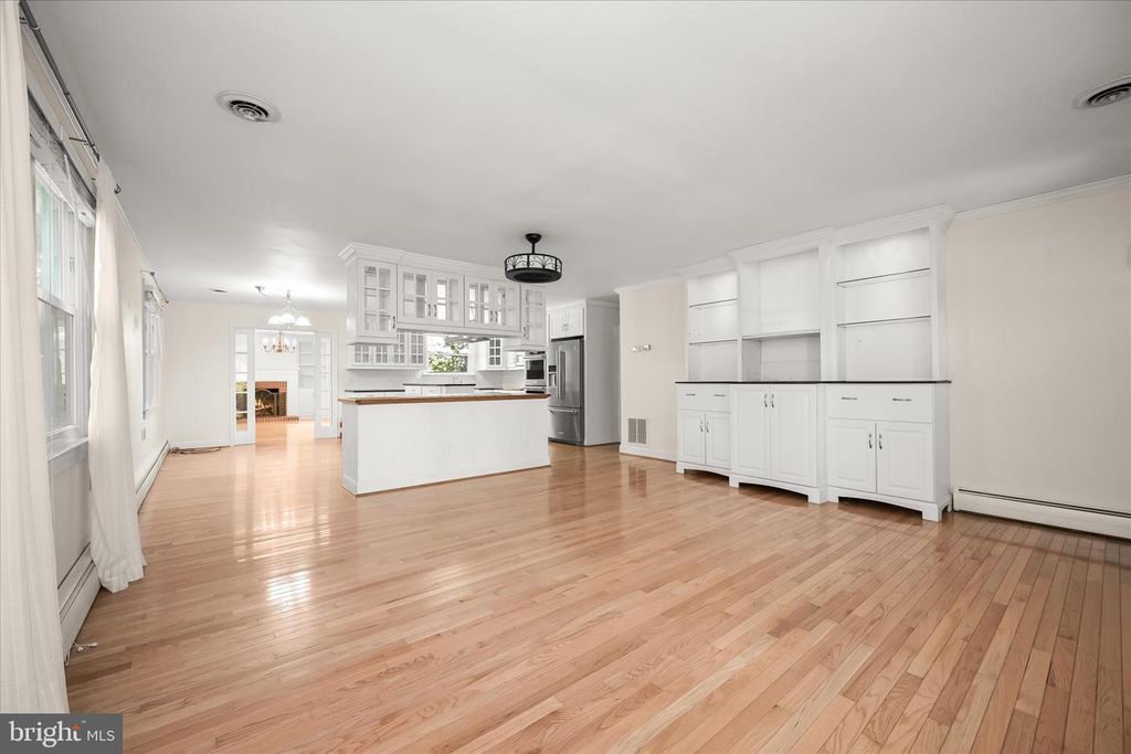 Image 10 of property listing at 1915 CHERRY RD, Annapolis, MD 21409