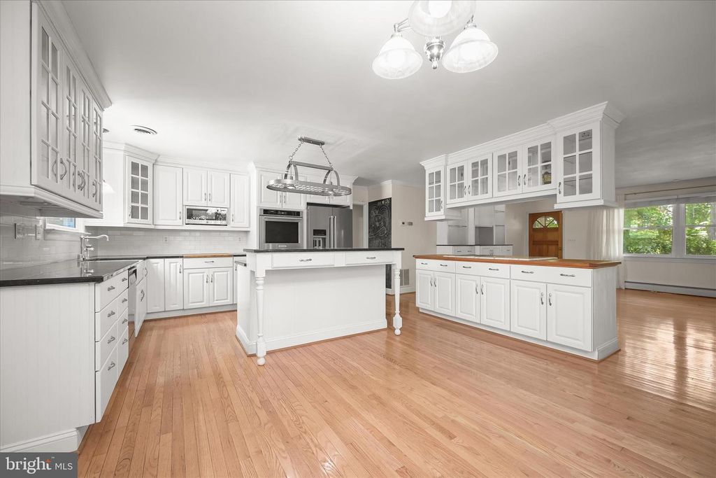 Image 2 of property listing at 1915 CHERRY RD, Annapolis, MD 21409