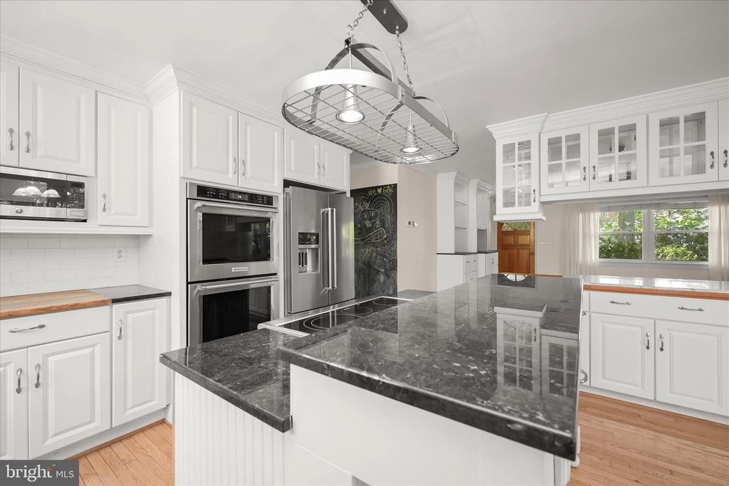 Image 3 of property listing at 1915 CHERRY RD, Annapolis, MD 21409