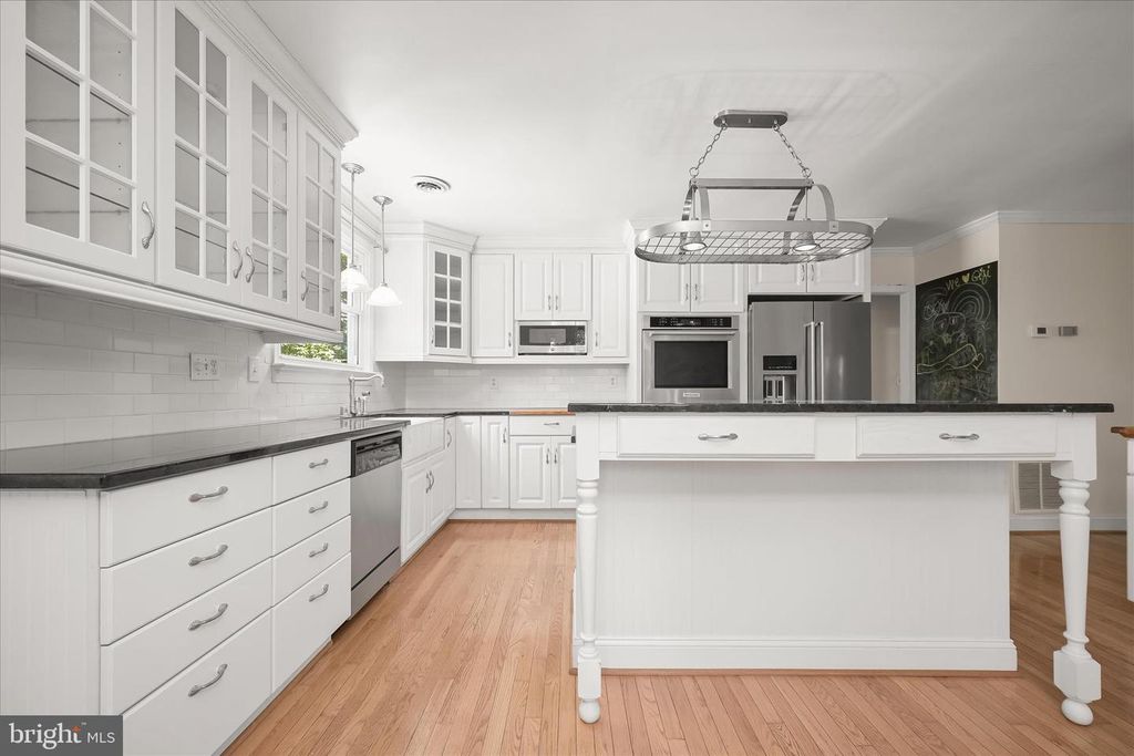 Image 5 of property listing at 1915 CHERRY RD, Annapolis, MD 21409