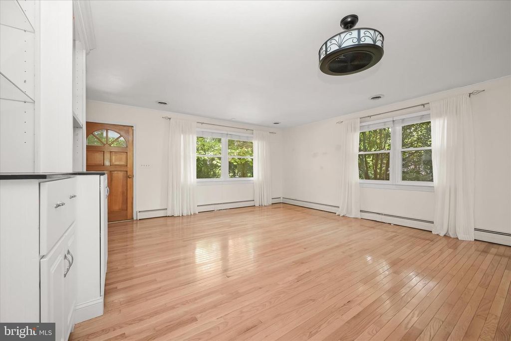 Image 9 of property listing at 1915 CHERRY RD, Annapolis, MD 21409
