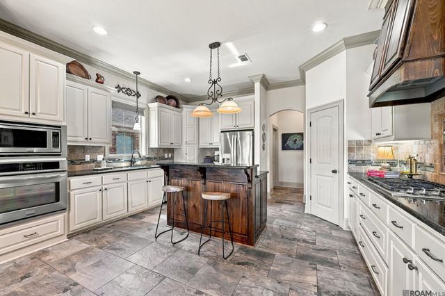 22321 Fairway View Dr, Zachary, LA 70791
