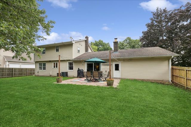 6121 Sands Road, Crystal Lake, IL 60014