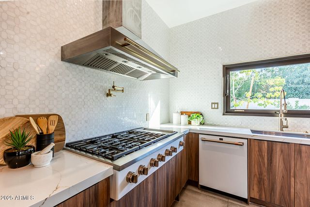 5812 N 44TH Place, Phoenix, AZ 85018