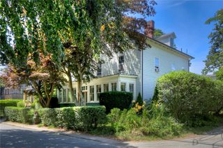 24 Old Beach Road, Newport, RI 02840