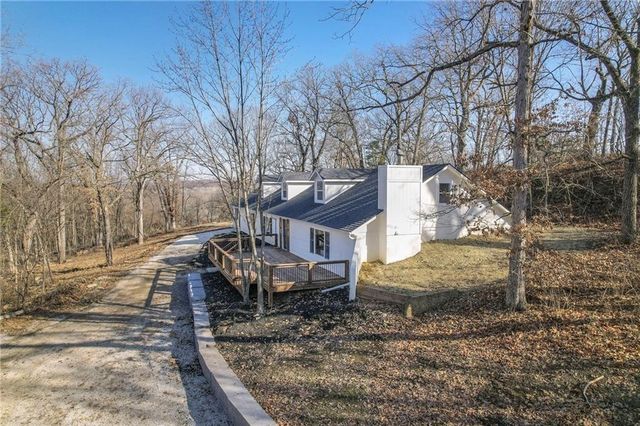 8721 S Hardsaw Road, Oak Grove, MO 64075