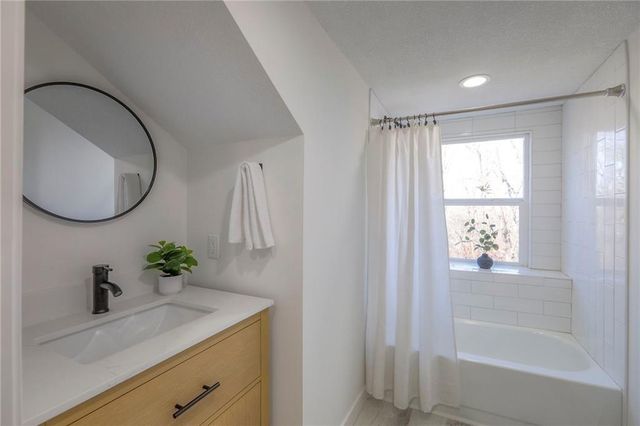 8721 S Hardsaw Road, Oak Grove, MO 64075
