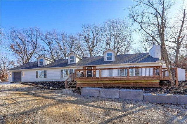 8721 S Hardsaw Road, Oak Grove, MO 64075