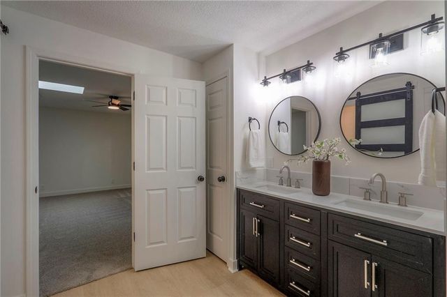 8721 S Hardsaw Road, Oak Grove, MO 64075