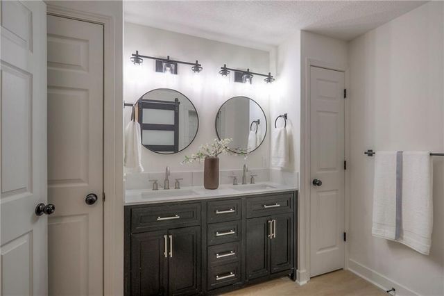 8721 S Hardsaw Road, Oak Grove, MO 64075