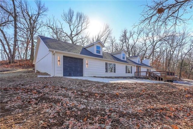 8721 S Hardsaw Road, Oak Grove, MO 64075