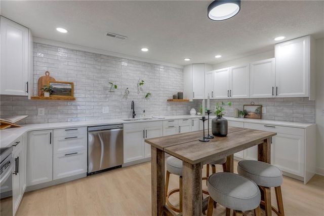 8721 S Hardsaw Road, Oak Grove, MO 64075
