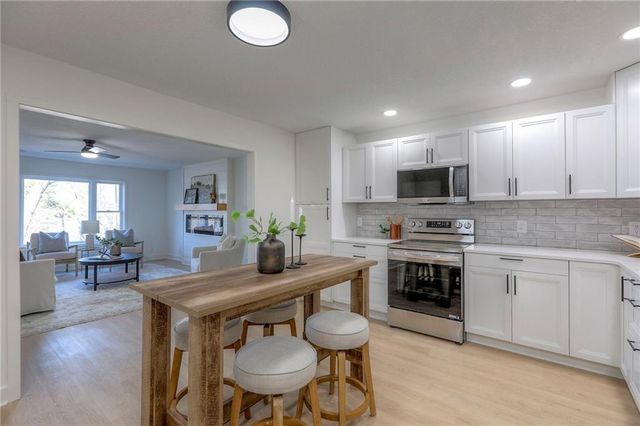 8721 S Hardsaw Road, Oak Grove, MO 64075