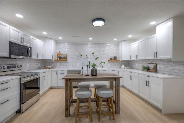 8721 S Hardsaw Road, Oak Grove, MO 64075