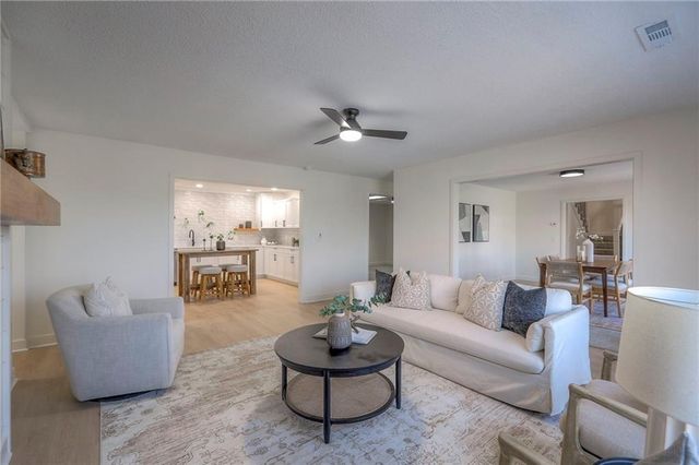 8721 S Hardsaw Road, Oak Grove, MO 64075
