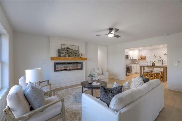 8721 S Hardsaw Road, Oak Grove, MO 64075