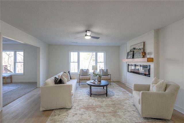 8721 S Hardsaw Road, Oak Grove, MO 64075