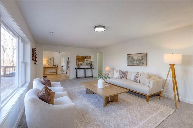 8721 S Hardsaw Road, Oak Grove, MO 64075
