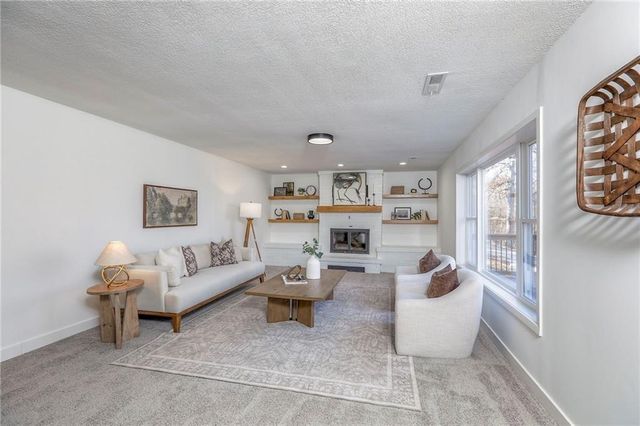 8721 S Hardsaw Road, Oak Grove, MO 64075