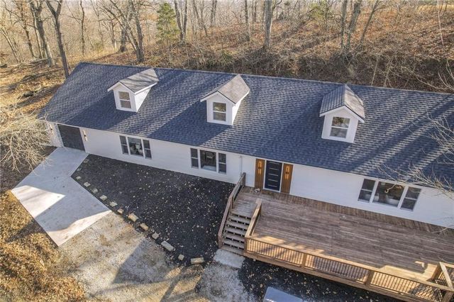 8721 S Hardsaw Road, Oak Grove, MO 64075