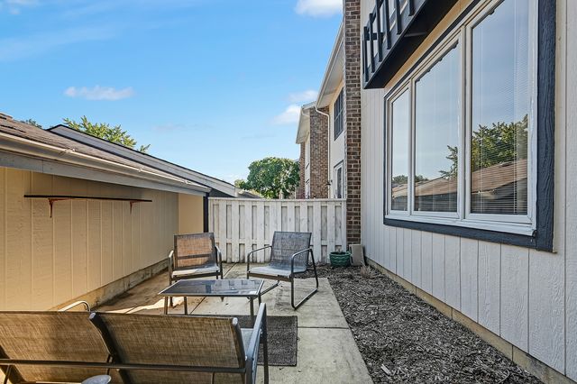 216 Pinewood Lane, Bloomingdale, IL 60108