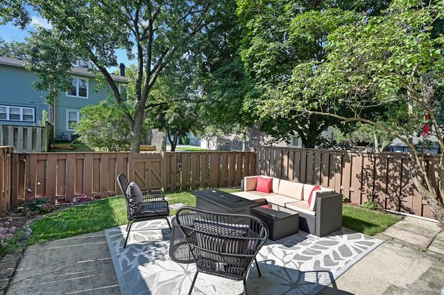 216 Pinewood Lane, Bloomingdale, IL 60108