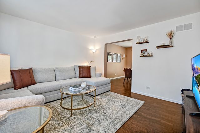 216 Pinewood Lane, Bloomingdale, IL 60108