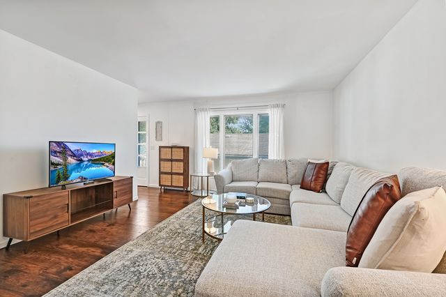 216 Pinewood Lane, Bloomingdale, IL 60108