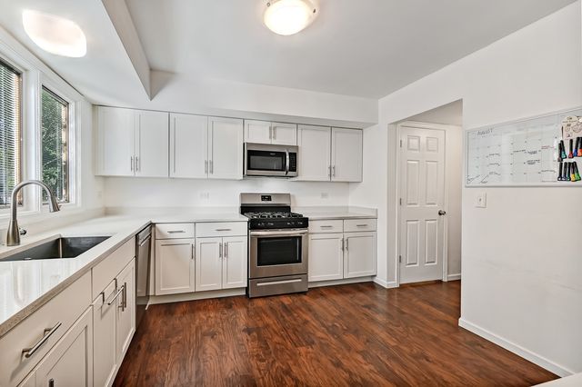 216 Pinewood Lane, Bloomingdale, IL 60108